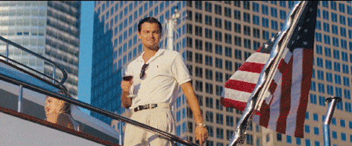 Leonardo DiCaprio alza il calice in un brindisi.